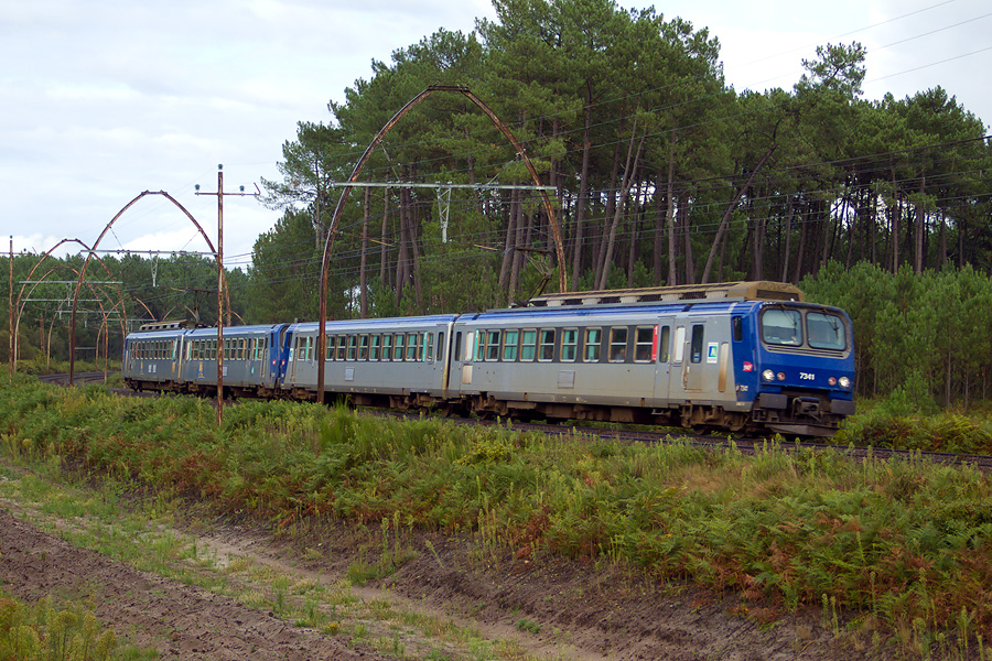 Dans les courbes au sud de Morcenx, la Z 7341 + Z 7337 va à Dax le 13.09.2008.jpg